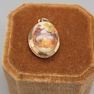 Gold Toned Cameo Locket